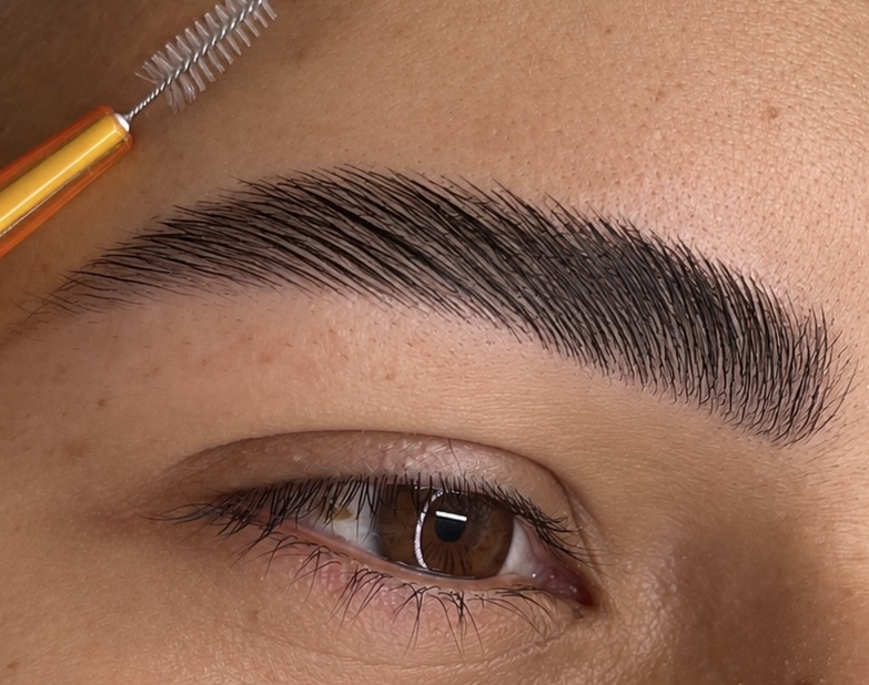 Brow lamination com fios alinhados e preenchidos