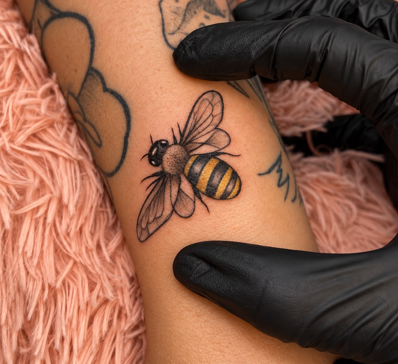 Tatuagem fina de abelha em traços delicados